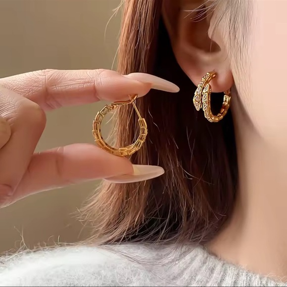 Serpenti Hoop Earrings with Crystals
Gold - Picture 6 of 8